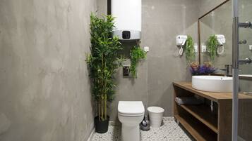 1 bedroom, desk, free WiFi, bed sheets