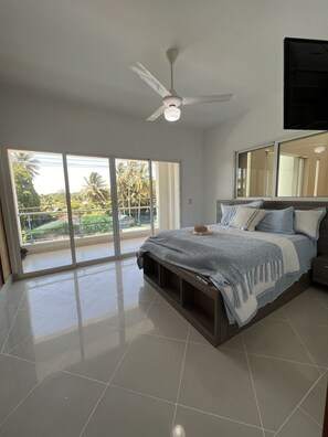 2 bedrooms, in-room safe, iron/ironing board, free WiFi