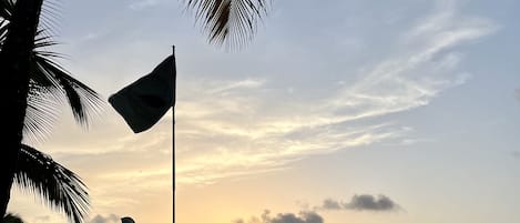 På stranden, solstolar och strandhanddukar