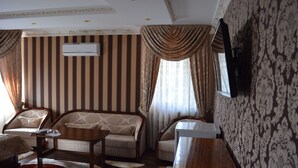 ميني بار ومكواة/لوح كي وواي فاي مجانًا وملاءات أسرّة