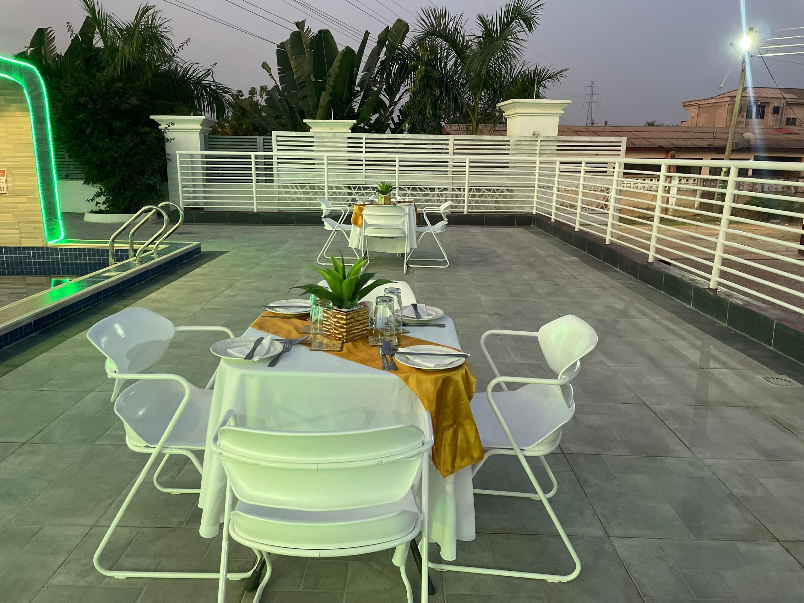 Una piscina al aire libre