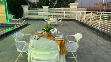 Una piscina al aire libre