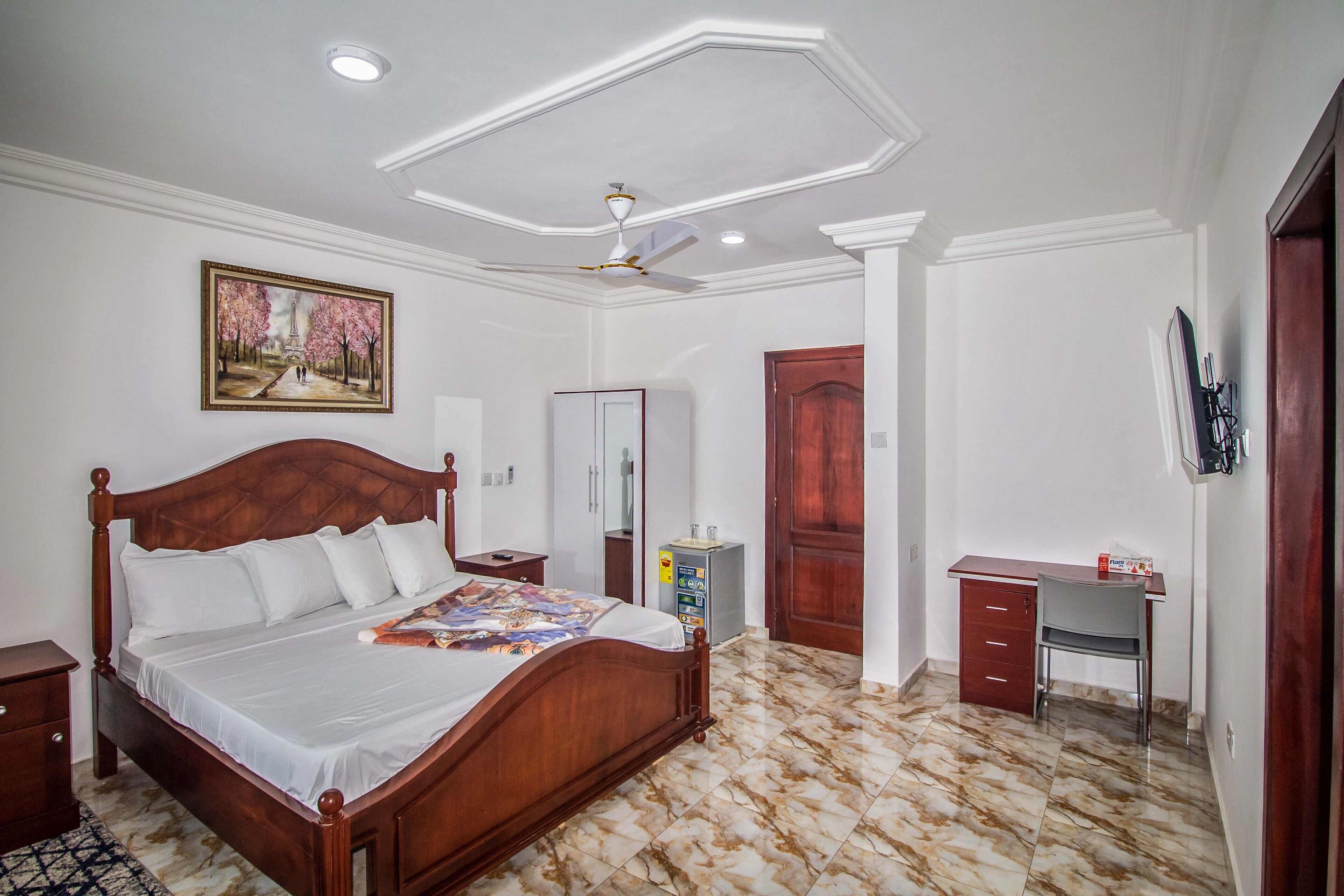 Escritorio, espacio para trabajar con laptop y wifi gratis 