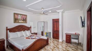 Escritorio, espacio para trabajar con laptop y wifi gratis