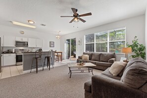 智能电视、电子游戏、桌上足球、乒乓球