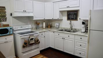 Frigorifero, microonde, forno, piano cottura