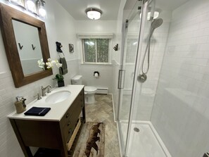 Dusche, Bidet, Handtücher, Seife