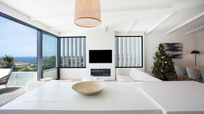 TV connectée, cheminée, chaîne hi-fi