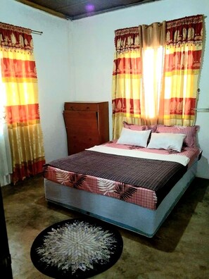 2 bedrooms, desk, Internet, bed sheets