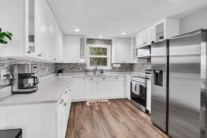 Fridge, microwave, oven, stovetop - Modern farmhouse cottage (Okeechobee)