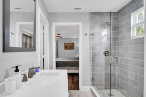 Combined shower/bathtub, hair dryer, towels, soap - Modern farmhouse cottage (Okeechobee)