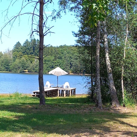 Property grounds. Ma Cabane Au Bord Du Lac