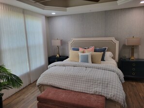 3 bedrooms, desk, iron/ironing board, free WiFi - Fully Renovated Coach Home (Naples)