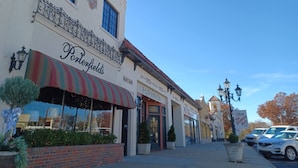 Une devanture de magasin avec un auvent rayé et une enseigne portant l’inscription « Porterfield’s ».