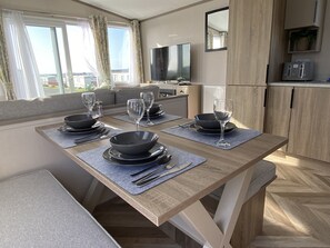 Dining - Delightful 2-Bed Holiday Home On The Welsh Coast (Llwyngwril)