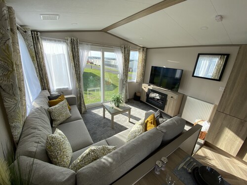 Delightful 2-Bed Holiday Home On The Welsh Coast