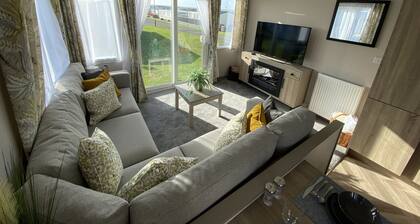 Delightful 2-Bed Holiday Home On The Welsh Coast