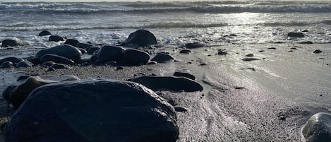 Playa en los alrededores y camastros