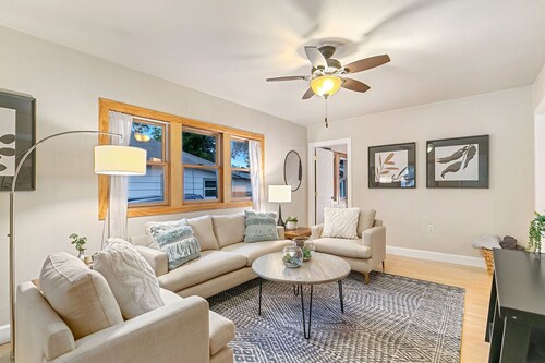 Welcoming Washington Abode Close to Downtown Artisans and Amenities! 