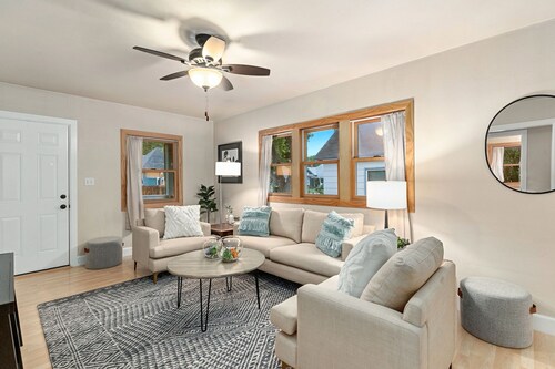 Welcoming Washington Abode Close to Downtown Artisans and Amenities! 