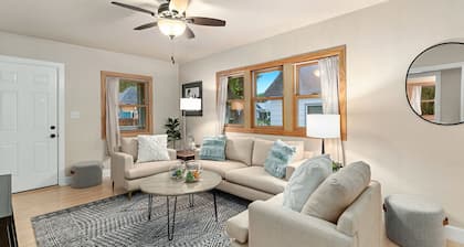 Welcoming Washington Abode Close to Downtown Artisans and Amenities!