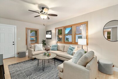 Welcoming Washington Abode Close to Downtown Artisans and Amenities! 