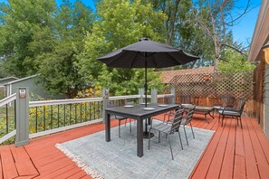 Outdoor dining - Welcoming Washington Abode Close to Downtown Artisans and Amenities!  (Loveland)