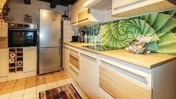 Køleskab, kogeplade, opvaskemaskine, kaffe-/temaskine