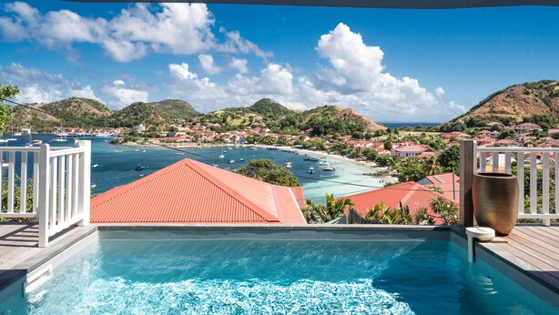 A pool with a view of a coastal town and mountains. - Villa Rackam, balcony on the Baie des Saintes with pool and 300m from beaches (Terre-de-Haut)