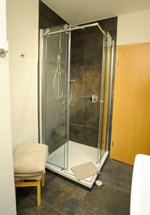 Douche, serviettes fournies, savon, shampoing