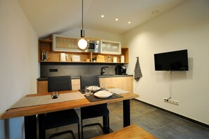 Een koelkast, een microgolfoven, een kookplaat, een vaatwasser