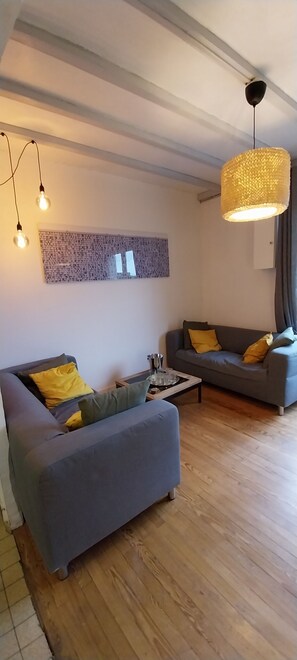 Télévision, lecteur de DVD, livres, chaîne hi-fi