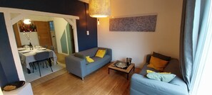 Fernseher, DVD-Player, Bücher, Stereoanlage