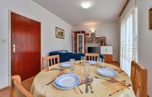 Dining - Beach front apartment in Pag with WiFi (Pag)