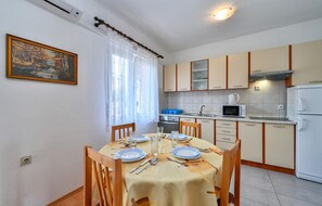 Fridge, stovetop, cookware/dishes/utensils - Beach front apartment in Pag with WiFi (Pag)
