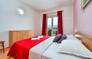 2 bedrooms, free WiFi, bed sheets - Beach front apartment in Pag with WiFi (Pag)