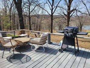 Outdoor dining - Lake View Cottage with Kayaks 6th Night Free (Jay)