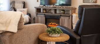 Lake Views & Fall Colors | Cozy Cottage + Kayaks