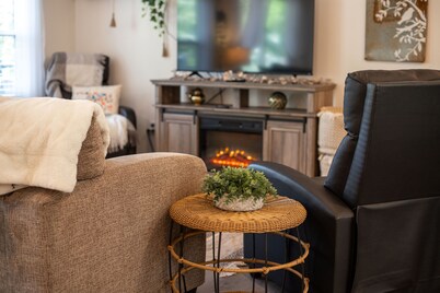 Lake Views & Fall Colors | Cozy Cottage + Kayaks