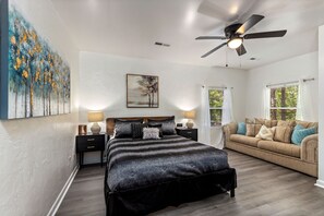 2 chambres, bureau, fer et planche à repasser, lit parapluie