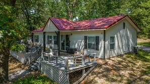 Exterior - Lake View Cottage with Kayaks 6th Night Free (Jay)