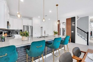 Frigorifero, piano cottura, macchina per tè/caffè, tostapane