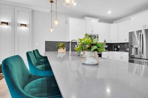 Frigorifero, piano cottura, macchina per tè/caffè, tostapane