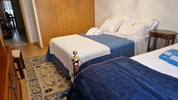 2 quartos, escrivaninha, ferros/tábuas de passar roupa