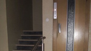A staircase with metal railings leading to a door with a textured panel. - Apartamento espaçoso mt confortável, metro praticamente á porta, Pontinha Lisboa (Pontinha Odivelas)