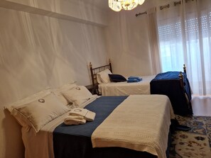 2 quartos, escrivaninha, ferros/tábuas de passar roupa