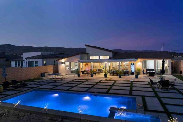 Piscina all'aperto, una piscina riscaldata