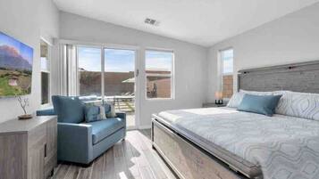 4 quartos, escrivaninha, ferros/tábuas de passar roupa, berço de viagem