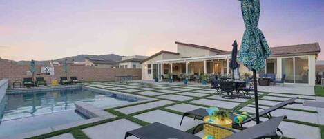 Een buitenzwembad en een verwarmd zwembad