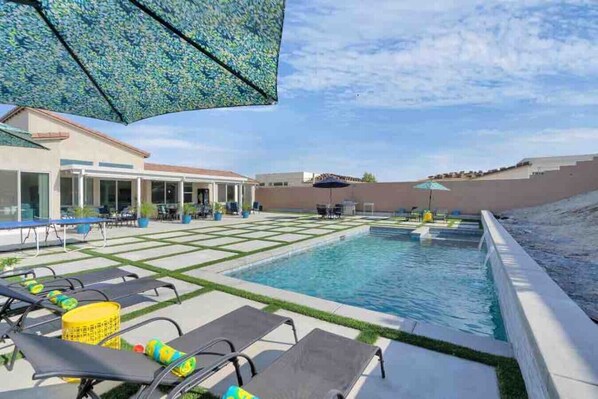 Alberca al aire libre y alberca climatizada